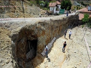 İstinat duvarı temelinde yeraltı yerleşkesi çıktı