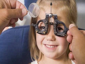 Çocuklara 2-4 yaş aralığında göz muayenesi yapılmalı