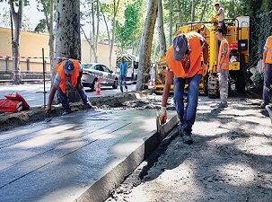 Eylemde taşlar sökülmesin diye kaldırımlar betondan yapılıyor