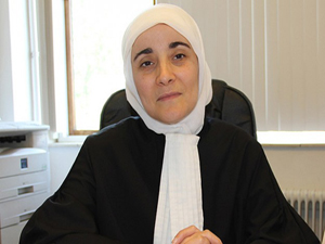 Başörtüsüyle Hollanda'da 11 yıldır avukatlık yapıyor