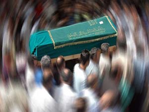 Yan yana dizilen tabutlar yürek yaktı! (video)