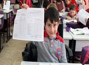 Karnesi iyi olan öğrenciye pahalı hediye almayın