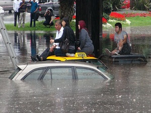 İstanbul'da araçlar sular altında