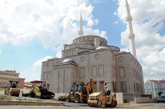 Etimesgut’ta camilerin çevresi güzelleşiyor