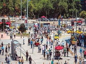 Taksim normale döndü, meydan yaya trafiğine açıldı