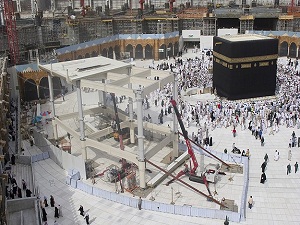 Kâbe'ye geçici tavaf alanı inşa ediliyor