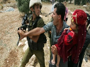 İsrail çocukları kalkan yapıyor