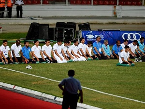 Maç öncesi sahada namaz kıldılar