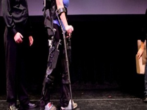 Yürüme güçlüğü çeken hastalara robot desteği