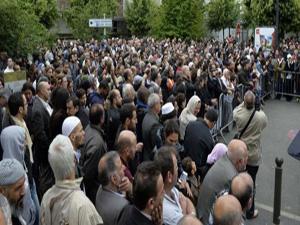 İslamofobi'ye Paris'te tepki