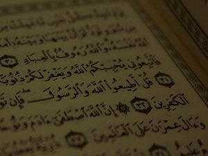 Seni gördükleri zaman ancak alaya alırlar