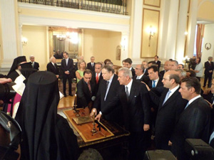 Yunanistan'da hükümet, İncil'e el basarak yemin etti