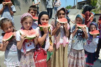 Yaz Kur'an kursuna giden küçükler, karpuzla serinliyor