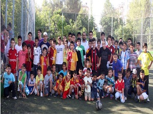 Önce Kur'an öğreniyorlar sonra futbol oynuyorlar