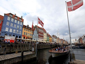 Danimarka Göç ve Uyum Bakanı makam aracıyla mültecileri ezdi geçti
