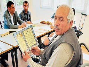 Kendisi gibi engellilere Kur’an-ı Kerim öğretiyor