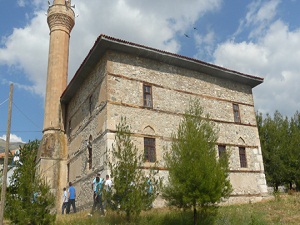 800 yıllık tarihi ahşap cami ilgi bekliyor