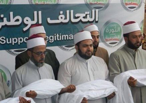 Mısır halkı kefeniyle sokakta