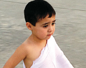 Kâbe’de maç yapan çocuklar...