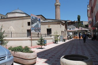 Tarihi Ulu Camii, yenilenen çehresi ile Ramazan'a hazır