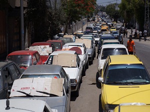 Elli liralık benzin için bir hafta kuyrukta bekliyorlar