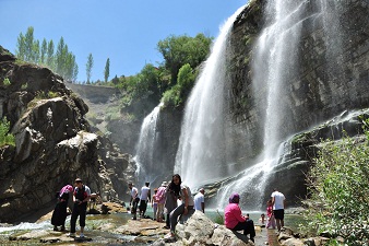 Tortum Şelalesi’ne ziyaretçi akını