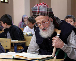 100 yaşındaki Muhammed dede Kur'an öğreniyor