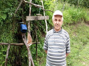 İlkel su düzeneği ile yaban hayvanlarını köye sokmuyor