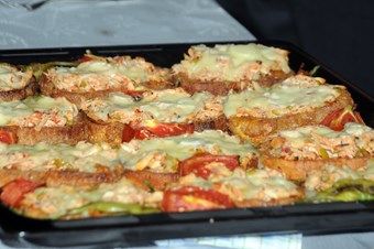 Bayat ekmeklerden lezzetli yemekler yaptılar