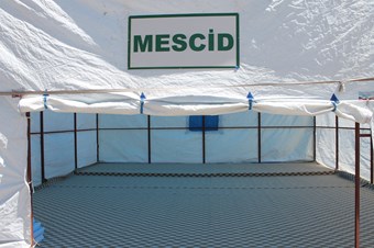 Parka çadırdan mescit