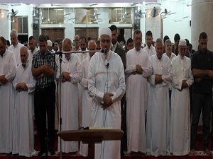 İlk teravih namazını başbakan kıldırdı