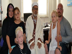 Ateist aile Kur'an'ı duydu Müslüman oldu