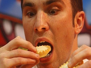 Bir özür olmadan oruç yemenin günahı nedir?