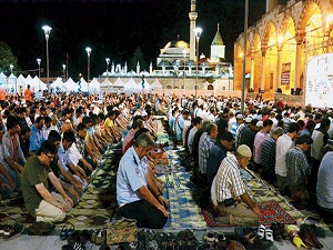 Konya’da teravihler yıldızların altında kılınıyor