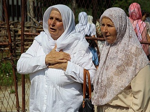 Soykırım kurbanlarının yakınları katliam yerlerini gezdi
