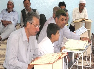 Araban'da Vatandaşlar Namaz Sonrası Hatim İndiriyor