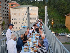 Üst geçitte olur Rizelinin iftarı