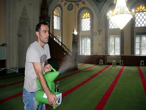 Camilere gülsuyu püskürtülüyor