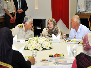 Genelkurmay iftar verdi, sofrada başörtülüler vardı!