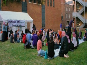 Müslüman öğrenciler Londra'da iftar çadırı kurdu