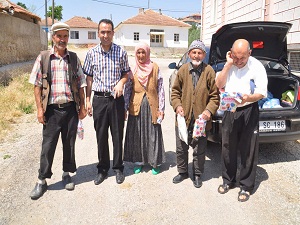 Köylüyü aile hekimi muayene ediyor, ilacı eczacılar getiriyor