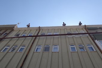 Ramazan ayında yerden metrelerce yükseklikte çalışıyorlar