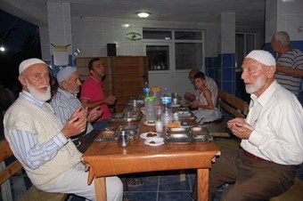 Bu köyde oruçlar...