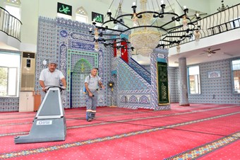 Konyaaltı’nda camiler gül suyu ile yıkanıyor