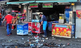 Gezi mağduru Taksim esnafı müşterilerini bekliyor