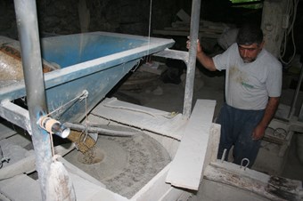 Buğdayını alan 400 yıllık su değirmenine geliyor