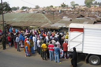 Konyalı doktorlar Kenya'da Ramazan yardımı dağıttı