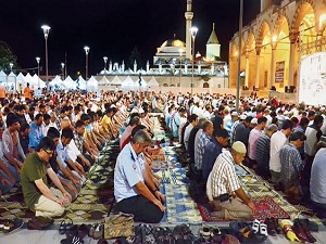 51 camide hatimle teravih kılınıyor