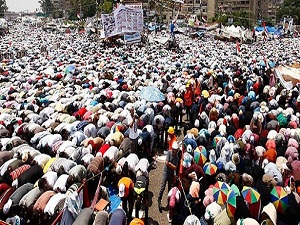 Adevviye Meydanı'nda cuma namazı