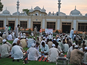 Yardımeli Derneği'nden Pakistan’a kumanya dağıtımı ve toplu iftar